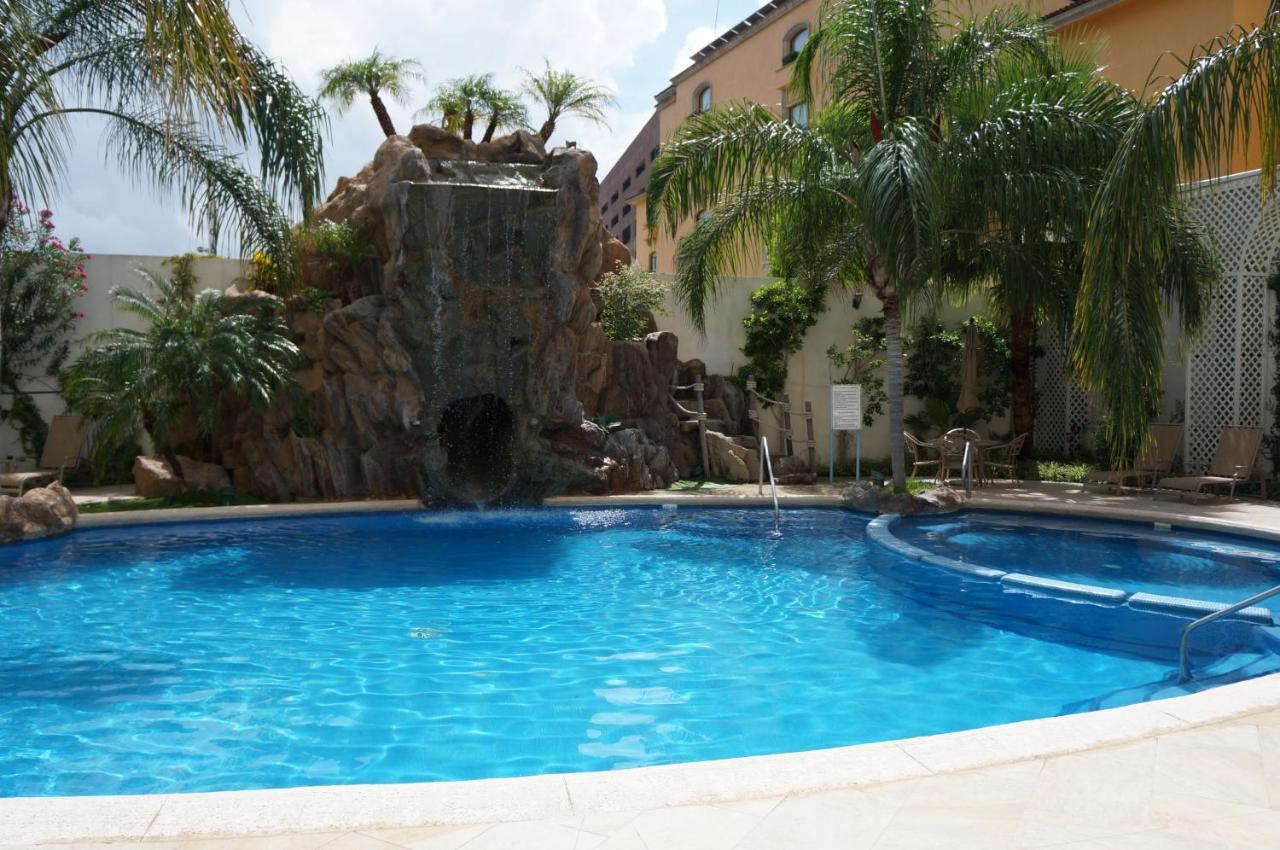 Safi Royal Luxury Valle San Pedro Garza Garcia Eksteriør billede Swimming pool at the hotel